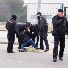 La Policía detiene a un trabajador tras la carga policial en los alrededores de la planta de Coca-Cola en Fuenlabrada. -JAIRO VARGAS