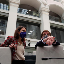 El alcalde de Madrid, José Luis Martínez Almeida, conversa con la delegada de Cultura, Andrea Levy, al inicio del pleno del Ayuntamiento celebrado este martes.