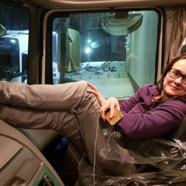 Lupe Rangel en el asiento del copiloto del camión de su hermano, donde realizó el viaje.