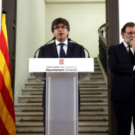 El president cesado de la Generalitat, Carles Puigdemont, y el del Gobierno central, Mariano Rajoy, en una de sus pocas apariciones públicas juntos, tras los atentados de Barcelona. Archivo EFE