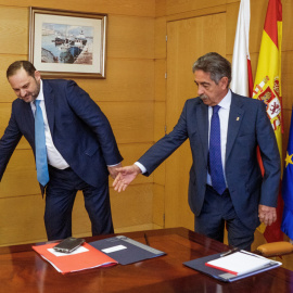 El ministro de Fomento, José Luís Ábalos, junto al presidente del gobierno en Cantabria, Miguel Ángel Revilla. EFE/ROMÁN G. AGUILERA