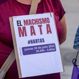 Una mujer porta una pancarta contra la violencia machista en una manifestación feminista en la plaza de Callao, a 20 de julio de 2023, en Madrid.