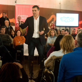 El secretario general del PSOE, Pedro Sánchez, interviene en Granada en la primera de las más de 50 Asambleas Abiertas a la ciudadanía que prevé realizar el partido para presentar sus iniciativas. EFE/ Miguel Angel Molina