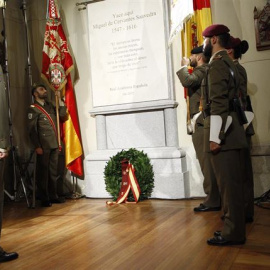 En la placa se puede leer, redactado por la Real Academia Española, el siguiente texto: "Yace aquí Miguel de Cervantes Saavedra 1547-1616. El tiempo es breve/ las ansias crecen/ las esperanzas menguan/ y con todo esto/ llevo la vida sobre e