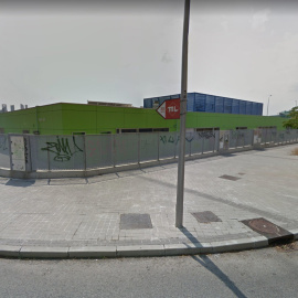 Imagen de la calle donde un padre ha dejado aparcado su coche con su hija dentro, la cual ha fallecido.