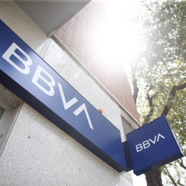 Imagen de una oficina del BBVA en Madrid con su nuevo logo. E.P./ Eduardo Parra