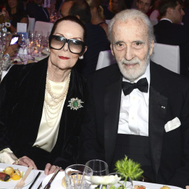 Foto de archivo tomada el 10 de febrero de 2014 del actor británico Christopher Lee y su esposa Birgit en una cena de gala del Festival de Cine de Berlín (Alemania). EFE/Jens Kalaene