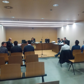 ‘Los 8 de Yesa’ se sentaron este miércoles en el banquillo en una maratoniana segunda sesión del juicio que se prolongó por espacio de casi diez horas. E.B.