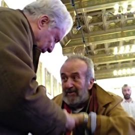 Dos de los represaliados por el franquismo se saludan el día de la presentación de la querella, a finales de enero en Zaragoza. / EDUARDO BAYONA