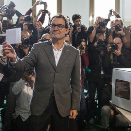 Artur Mas se fotografía antes de votar en la consulta del 9N.