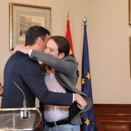 Abrazo entre Sánchez e Iglesias tras anunciar el preacuerdo para un Gobierno de coalición en noviembre de 2019.