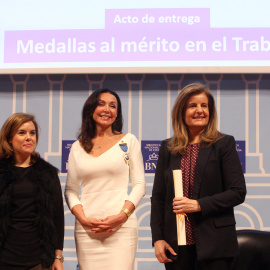 Esther Koplowitz, con la vicepresidenta Soraya Sáenz de Santamaría, y la ministra de Empleo, el pasado noviembre, en el acto de entrega de las medallas al Mérito en el Trabajo.