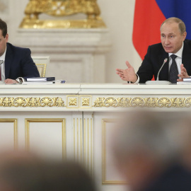 El presidente ruso Vladimir Putin con el primer ministro Dmitry Medvedev, en el Kremlin. REUTERS/Sergei Ilnitsky