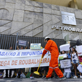 Un grupo de manifestantes frente a la sede de Petrobras en Rio de Janeiro, protestando contra los casos de corrupción en la compañía. REUTERS/Sergio Moraes