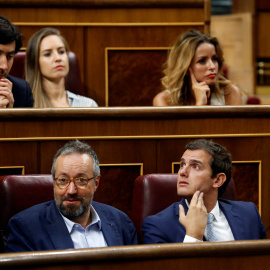 El líder de Ciudadanos, Albert Rivera, con varios de los diputados de su grupo parlamentario en el hemiciclo del Congreso de los Diputados. REUTERS