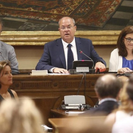 El presidente del PP de Extremadura, José Antonio Monago (2i), durante su intervención en la sesión en la que ha sido nombrado presidente de la Comisión de Presupuestos del Senado. Europa Press