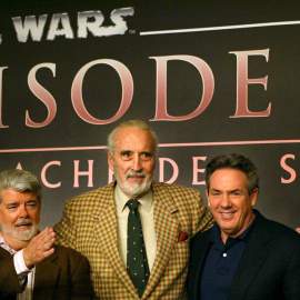 El director de cine George Lucas, con el actor Christopher Lee y el productor Rick McCallum en uno de los photocalls de 'Star Wars Episode III - La Venganza De Los Sith' / REUTERS