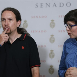 La senadora Pilar Lima González, con el líder de Podemos, Pablo Iglesias. / EFE