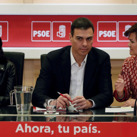 El secretario general del PSOE, Pedro Sánchez, junto a la secretaria de Área de Igualdad, Carmen Calvo, y la vicesecretaria general, Adriana Lastra, durante la reunión de la Permanente de la Ejecutiva Federal del PSOE celebrada en Ferraz. E