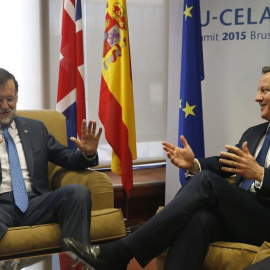 El presidente del Gobierno, Mariano Rajoy, conversando con el primer ministro británico, David Cameron. EFE/Javier Lizón