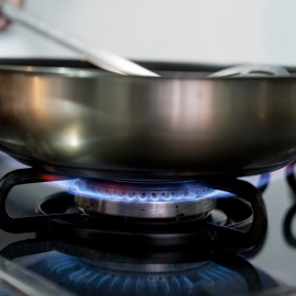 Una persona cocina sobre un fuego de cocina de gas butano, a 28 de octubre de 2021, en Madrid.