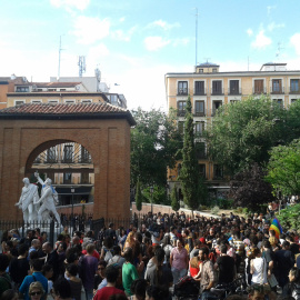 Cientos de manifestantes reunidos en la plaza del Dos de Mayo de Madrid, protestando por el cierre del Patio Maravillas / A.I