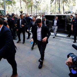 l jugador del FC Barcelona Lionel Messi (3i), y su padre, Jorge Horacio Messi (5i), a su llegada a la Audiencia de Barcelona. / EFE