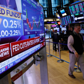 Un monitor en el patio de negociación de la bolsa deNueva York, en Wall Street, informa de la bajada de los tipos de interés en EEUU. REUTERS/Brendan McDermid