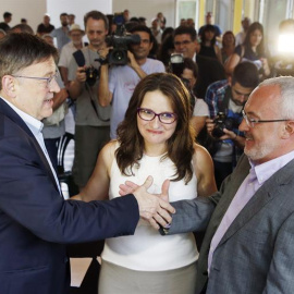 Los candidatos a la Presidencia del Gobierno valenciano del PSPV, Ximo Puig, Compromís, Mònica Oltra, y Podemos, Antonio Montiel, escenifican su acuerdo para un futuro gobierno de izquierdas en la Generalitat. - EFE