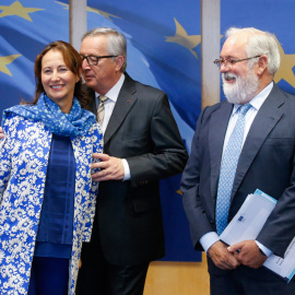 El presidente de la Comisión Europea, Jean-Claude Juncker, el comisario europeo de Acción por el Clima y Energía, Miguel Arias Cañete y la ministra de Medio Ambiente de Francia Ségolène Royal, en Bruselas. EFE