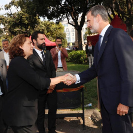 La alcaldesa de Barcelona, Ada Colau, y Felipe VI se saludan antes de los actos de homenaje a las víctimas de los atentados de Catalunya. - EFE
