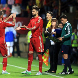 Gerard Piqué entra al campo por Sergio Ramos. /EFE