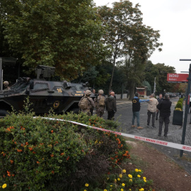 Las fuerzas de seguridad turcas acordonan la zona donde se ha producido un atentado terrorista en Ankara, a 1 de octubre de 2023