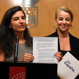 La portavoz de Vox en la Asamblea de Madrid, Rocío Monasterio (i), durante la rueda de prensa en la que ha mostrado la "propuesta definitiva" para apoyar la investidura en Madrid. (VÍCTOR LERENA | EFE)