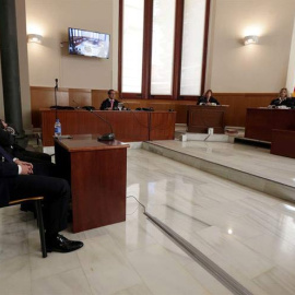 Messi, sentado en el banquillo. / EFE