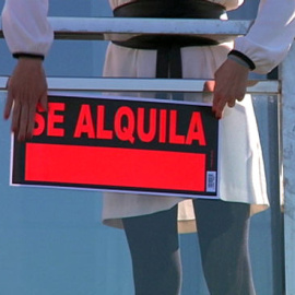 Los hogares con menores ingresos destinan casi la mitad de su renta a pagar el alquiler.- EFE