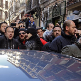 El concejal de Salud, Seguridad y Emergencias de Madrid, Javier Barbero (d), a la salida hoy de las dependencias municipales, se introduce en un coche mientras es increpado por los asistentes a una concentración de policías municipales, en 