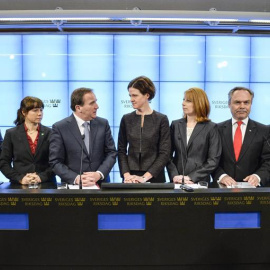 Los portavoces de los partidos con representación en el Parlamento sueco que han llegado a un acuerdo con el Gobierno. EFE