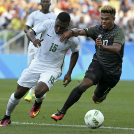 Un momento del partido entre Nigeria y Alemania de fútbol. /REUTERS