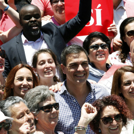 El secretario general y candidato a la presidencia del Gobierno, Pedro Sánchez, posa con simpatizantes y militantes durante el recorrido efectuado por Puerto de la Cruz en Tenerife. EFE/Ramón de la Rocha