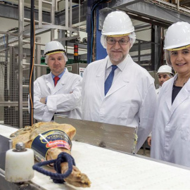 El presidente del Gobierno en funciones, Mariano Rajoy (c) junto a la ministra de Empleo y Seguridad Social, Fátima Báñez (d) y el alcalde de Burgos, Javier Lacalle (i), recorren la planta de secados de jamones durante su visita a la nueva 