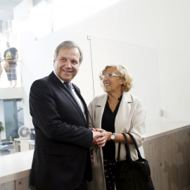 Antonio Miguel Carmona y Manuela Carmena, durante la rueda de prensa.