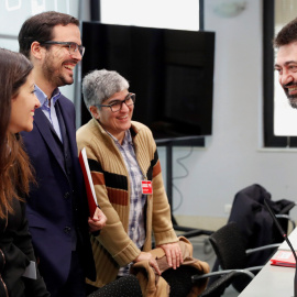 El coordinador federal de IU, Alberto Garzón, conversa con Sira Rego, Nuria Lozano y Carlos Sánchez Mato, poco antes de su intervención ante la dirección de la formación. EFE/Chema Moya