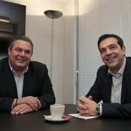 El líder de los Griegos Independientes y ministro de Defensa, Panos Kammenos, y el primer ministro griego, Alexis Tsipras./ EUROPA PRESS