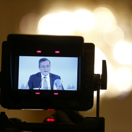 Una cámara de televisión recoge la imagen del presidente del BCE, Mario Draghi, durante la rueda de prensa tras la reunión del Consejo de Gobierno de la entidad en Viena. REUTERS/Leonhard Foeger