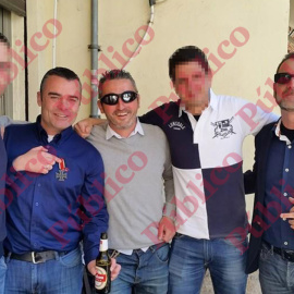 De izda. a dcha, 'Meneses Menesito', del grupo neonazi de Cartagena; el capitán Meroño, exhibiendo su Cruz de Hierro nazi; el cabo 1º Veiga; el también neonazi 'Giorgio' Sánchez, y el cabo 1º Díaz Pérez, en marzo de 2015.