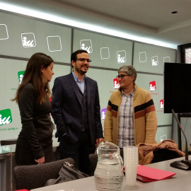 El coordinador federal de IU, Alberto Garzón, con Sira Rego, Nuria Lozano, antes del inicio de la dirección de la formación. E.P.
