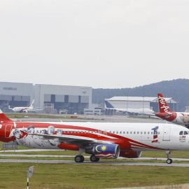 amiliares de los pasajeros desaparecidos esperan noticias sobre el paradero del avión en el aeropuerto de Juanda, en Indonesia. EFE