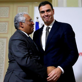 El secretario general del PSOE, Pedro Sánchez, abraza a su homólogo portugués, Antonio Costa, tras su reunión en la sede del partido socialista en Lisboa (Portugal). EFE/Tiago Petinga