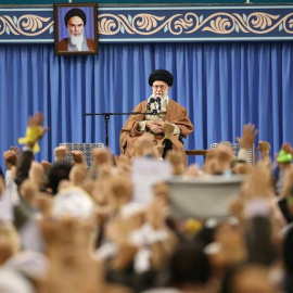 l líder supremo de Irán, Ali Jameneí, pronuncia un discurso durante un acto en Teherán (Irán), hoy 9 de enero de 2018. Jameneí criticó a EEUU por supuestamente interferir en las protestas recientes que se han dado por el país y añadió que "